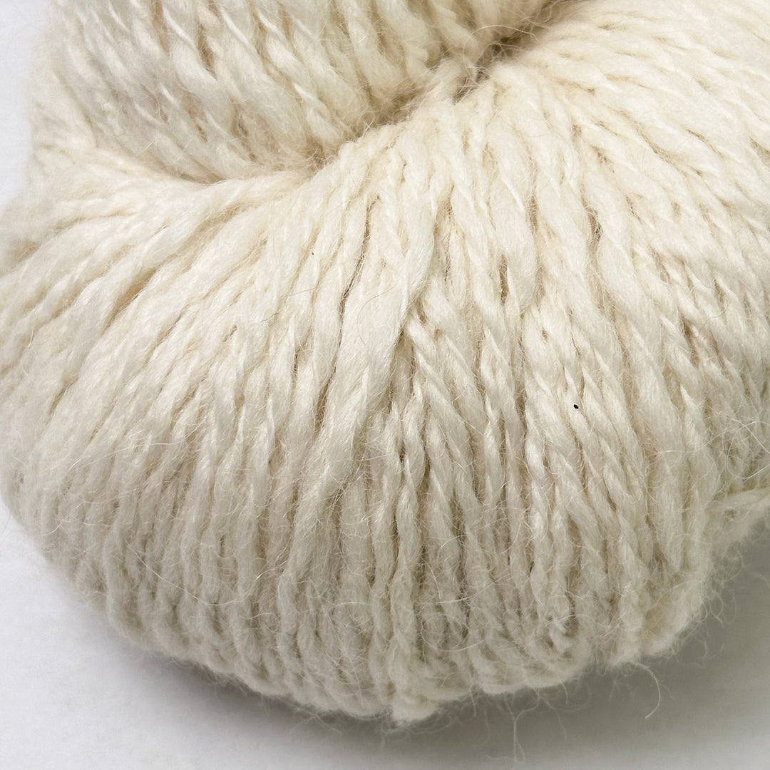 Close up of rounded edge of Peruvian Tweed skein