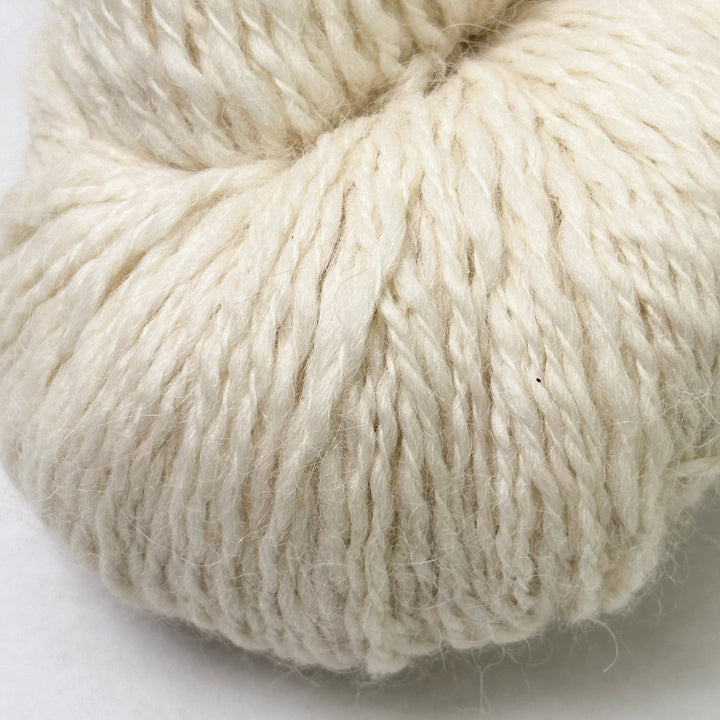 Close up of rounded edge of Peruvian Tweed skein